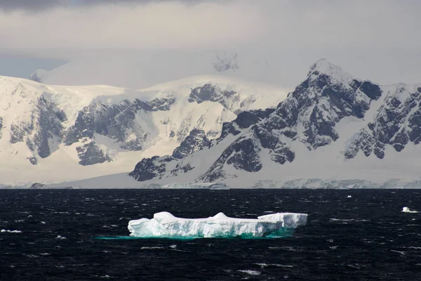 Paisagem Antártica Com Mar Montanhas — Fotografia de Stock