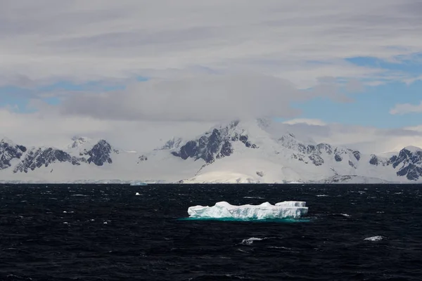 Paisaje Antártico Con Mar Montañas —  Fotos de Stock
