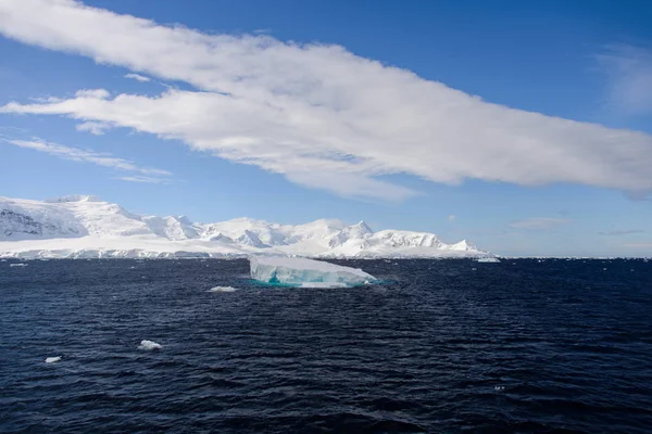 氷山が南極の風景 — ストック写真