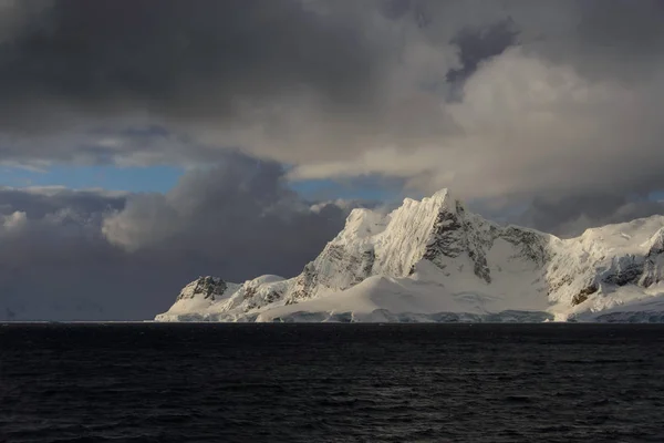 海から山の眺めと南極の風景 ストックフォト