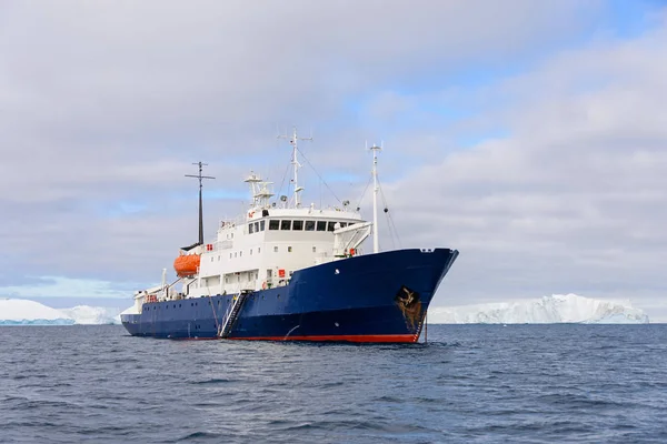 Корабель Експедиції Айсбергом Антарктиці — стокове фото