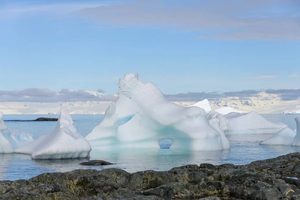 南极景观与冰山 — 图库照片