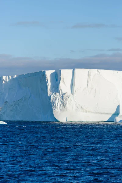 Антарктический Морской Пейзаж Айсбергом — стоковое фото