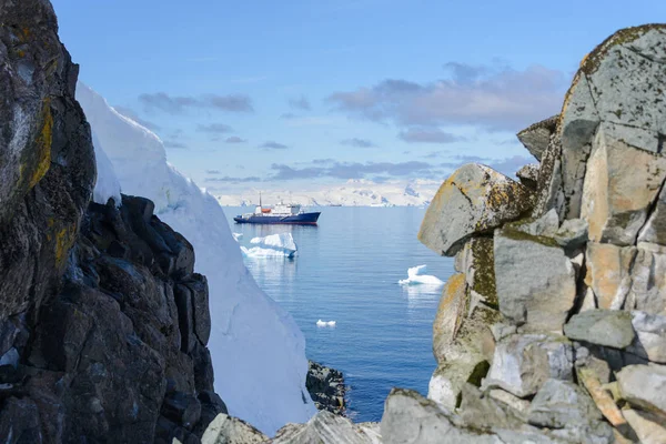 Buque Expedición Con Iceberg Mar Antártico — Foto de Stock