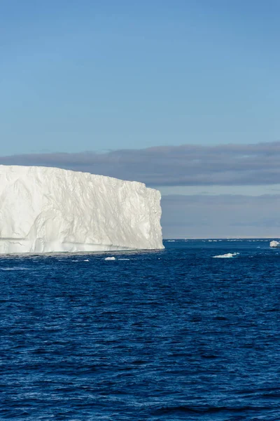 南极海景与冰山 — 图库照片