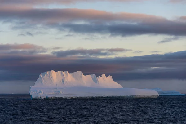 Antarctische Zeegezicht Met Ijsberg — Stockfoto