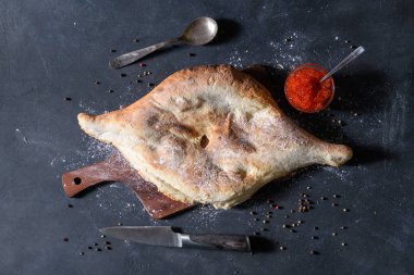 Koyu rustik arka plan üzerinde ahşap tahta üzerinde kırmızı havyar ile Gürcü ekmek lavaş, üst görünümü