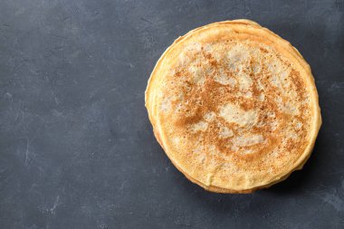 Koyu rustik arka plan üzerinde krep yığını, boş metin alanı ile üst görünüm