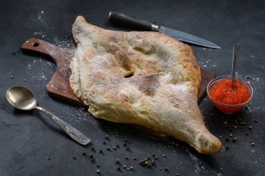 Koyu rustik arka plan üzerinde ahşap tahta üzerinde kırmızı havyar ile Gürcü ekmek lavaş, üst görünümü