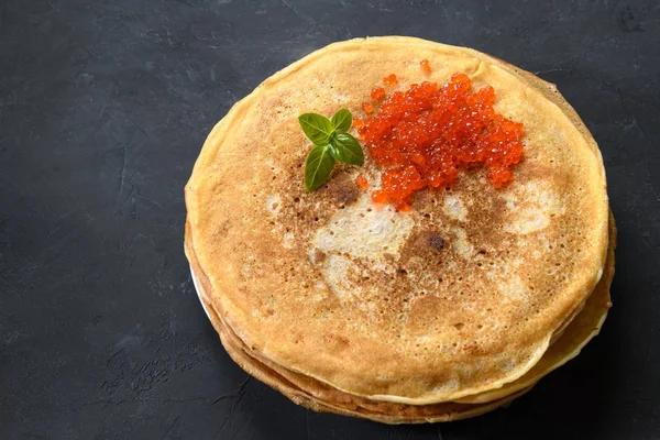 Stack Pannkakor Med Röd Kaviar Mörk Rustik Bakgrund Uppifrån — Stockfoto