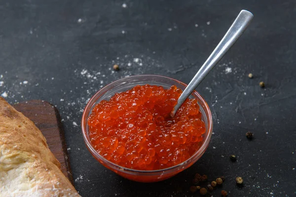 Caviar Rojo Frasco Vidrio Con Cuchara Plata Sobre Fondo Rústico — Foto de Stock