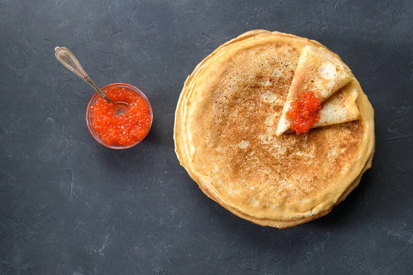 Stack Pannkakor Med Röd Kaviar Mörk Rustik Bakgrund Uppifrån — Stockfoto