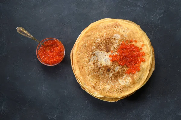 Stack Pannkakor Med Röd Kaviar Mörk Rustik Bakgrund Uppifrån — Stockfoto