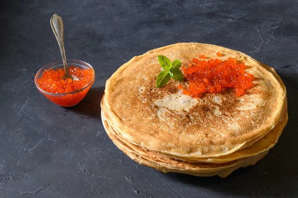 Stack Pannkakor Med Röd Kaviar Mörk Rustik Bakgrund Uppifrån — Stockfoto