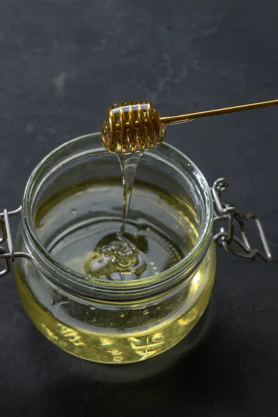 Pot Verre Plein Miel Avec Trempette Miel Métal Sur Fond — Photo