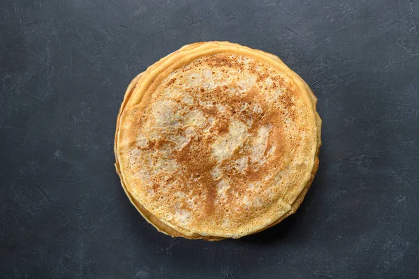 Stack Pannkakor Mörk Rustik Bakgrund Uppifrån — Stockfoto