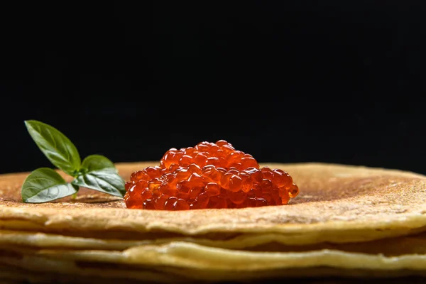 Pilha Panquecas Com Caviar Vermelho Fundo Preto Close — Fotografia de Stock