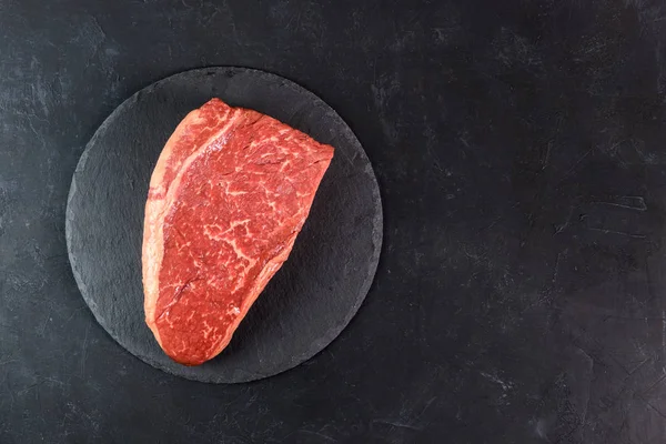 深色背景色下生鲜的大理石肉 — 图库照片