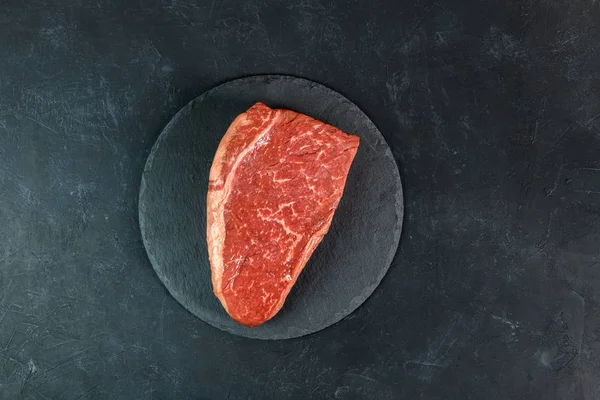 深色背景色下生鲜的大理石肉 — 图库照片