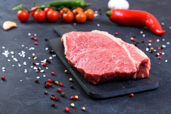 Carne Fresca Mármol Cruda Condimentos Sobre Fondo Oscuro — Foto de Stock