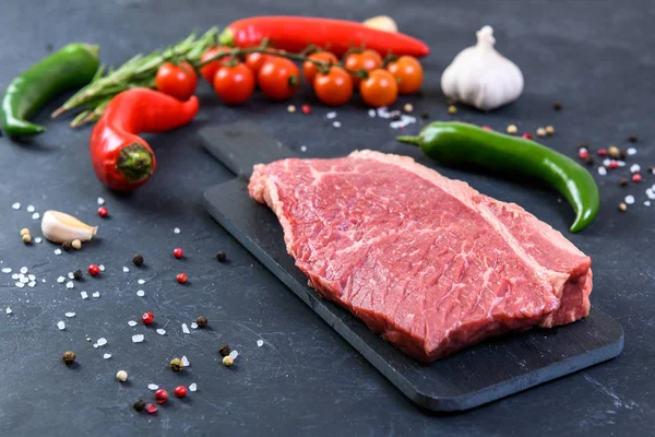 Carne Fresca Mármol Cruda Condimentos Sobre Fondo Oscuro —  Fotos de Stock