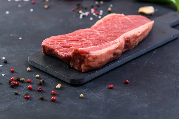 Carne Fresca Mármol Cruda Condimentos Sobre Fondo Oscuro — Foto de Stock