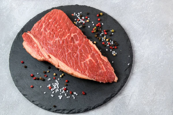 生鲜的大理石肉和灰色背景的调味品 — 图库照片