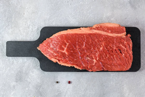 新鲜的大理石肉和调味品在灰色背景的顶部视图 — 图库照片
