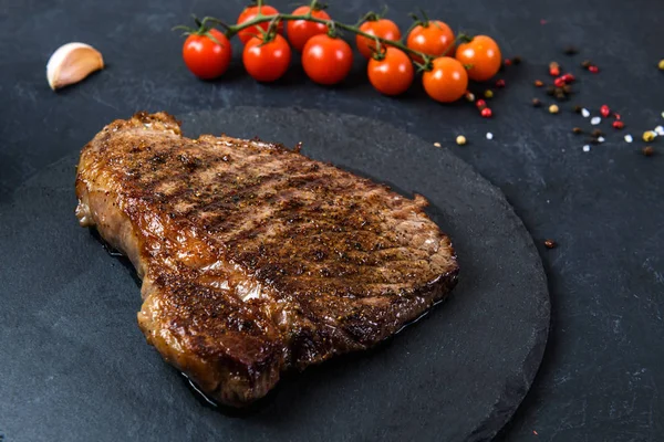 Gegrilltes Rindersteak Ribeye Selten Auf Dunklem Hintergrund — Stockfoto