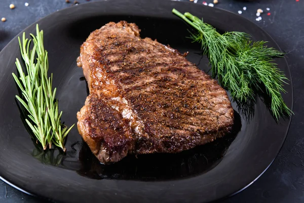 Filete Ternera Parrilla Ribeye Raro Sobre Fondo Oscuro — Foto de Stock