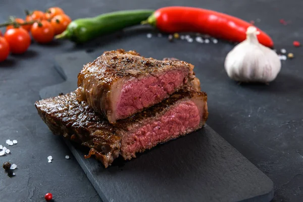 Gegrilltes Rindersteak Ribeye Selten Auf Dunklem Hintergrund — Stockfoto