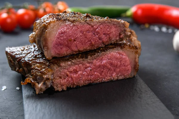 Gegrilltes Rindersteak Ribeye Selten Auf Dunklem Hintergrund — Stockfoto