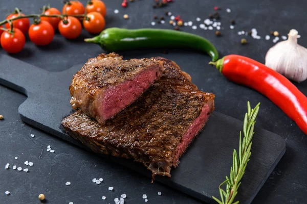 Filete Ternera Parrilla Ribeye Raro Sobre Fondo Oscuro — Foto de Stock