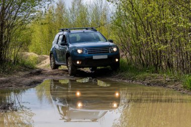 Ormandaki çamurlu yolda kirli bir araba. Off road konsepti. 4x4