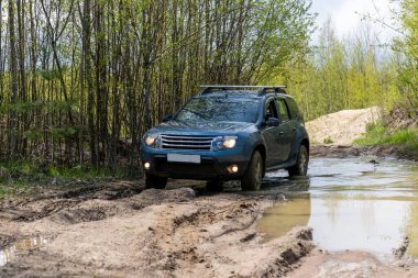 Ormandaki çamurlu yolda kirli bir araba. Off road konsepti. 4x4