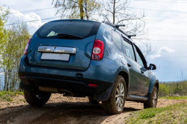 Arkadan çamurlu yol manzaralı kirli bir araba. Off road konsepti. 4x4