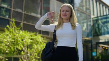 Sırt çantalı genç kadın, şehir kampüs ortamında onaylamadığını, hoşlanmadığını ya da okul ya da hizmet için olumsuz geri bildirim yaptığını belirtiyor..