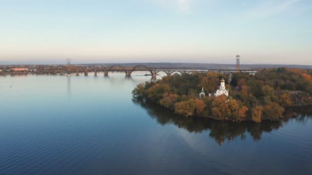 Vista Aérea Panorámica Otoño Iglesia Isla Monástica Río Dnieper Ciudad — Vídeos de Stock