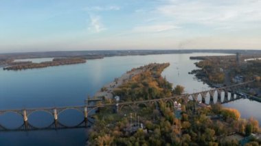 Drone havadan görünümden manastır Adası ve Dnipro şehir Dnieper Nehri üzerinde demiryolu köprüsünde. Sonbahar manzara ve cityscape arka plan. (Dnepr, Dnepropetrovsk, Dnipropetrovsk)