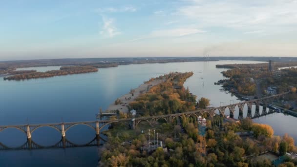 Vista Aérea Desde Dron Puente Ferroviario Sobre Isla Monástica Río — Vídeos de Stock