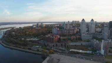 Sonbahar panoramik hava görünümünden dron Dnipro şehir Dnieper Nehri üzerinde.