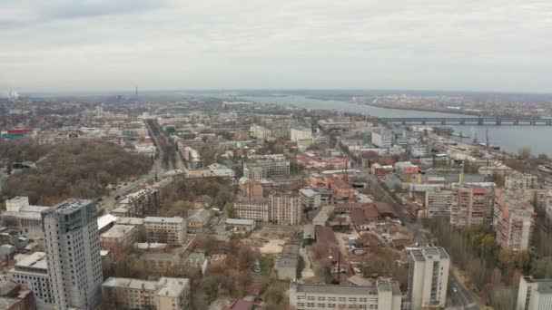 都市の空中写真ドローンから建物と街並み ウクライナのドニエプル都市のダウンタウン上空 — ストック動画