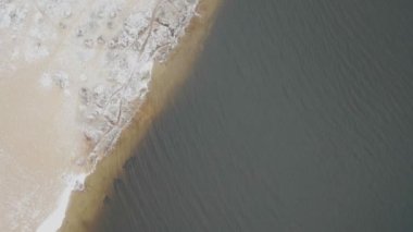 Uçan Kar ile manastır kıyıya ada üzerinde Dnieper Nehri ortasında yere kış anda video görüntüleri. Uçak üzerinden havadan görünümü.