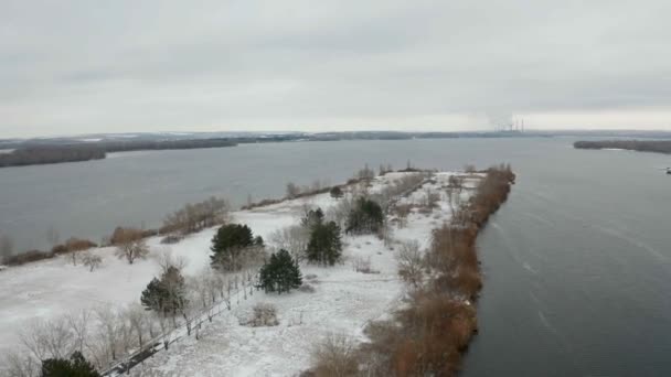 Monastieke eiland in het midden van de Dnjepr in wintertijd. Sneeuw ligt op de grond. Luchtfoto van de drone. — Stockvideo