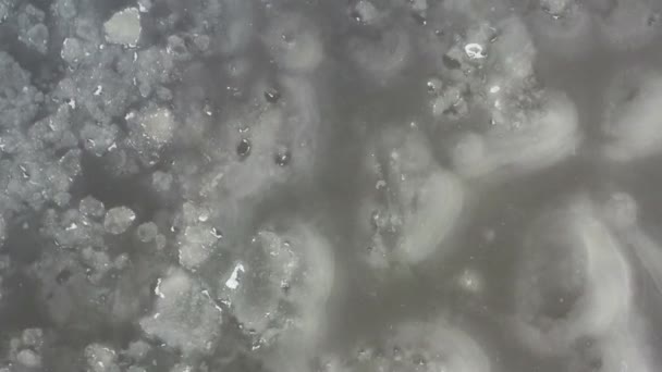 Opvliegende Bevroren Wateroppervlak Rivier Wintertijd — Stockvideo