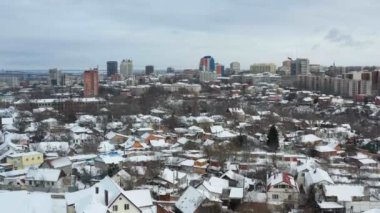 Dnipro şehir cityscape üzerinde kış oraya. 4 k kentsel hava manzara dron şehir binaları ile üzerinde. (Dnepr, Dnepropetrovsk, Dnipropetrovsk). Ukrayna.
