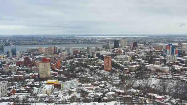 都市の空中写真ドローンから冬で建物と街並み ウクライナのドニエプル都市のダウンタウン上空 — ストック動画