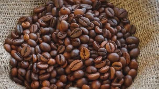 Natürliche Braune Geröstete Kaffeebohnen Auf Burlap Textur Nahtloser Rotierender Hintergrund — Stockvideo