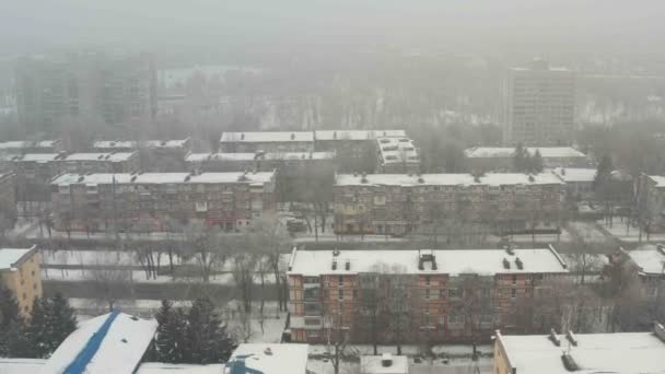 Letecký Pohled Budování Střechy Pokryté Sněhem Zimní Mlhavé Panorama Pozadí — Stock video