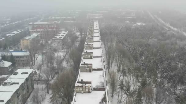 Vista Aerea Del Tetto Dell Edificio Coperto Neve Inverno Nebbioso — Video Stock